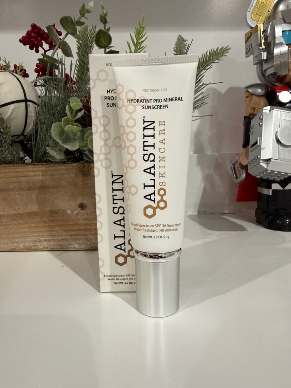 New ALASTIN Hydratint Pro Mineral Sunscreen spf 36 3.2 oz exp. 01/27